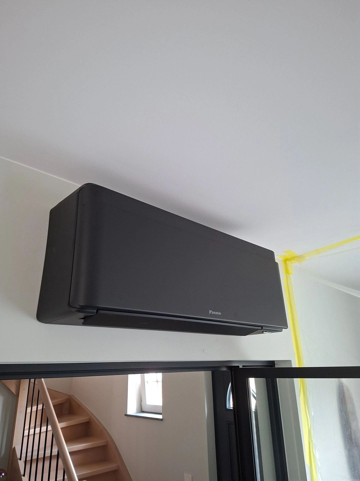 Installation d’un climatiseur noir
