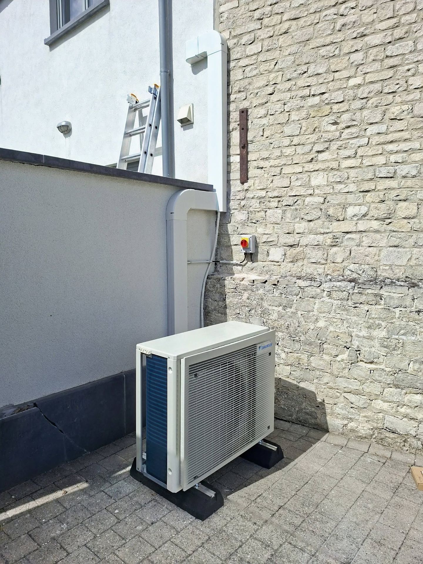 Unité extérieure de climatisation sur terrasse